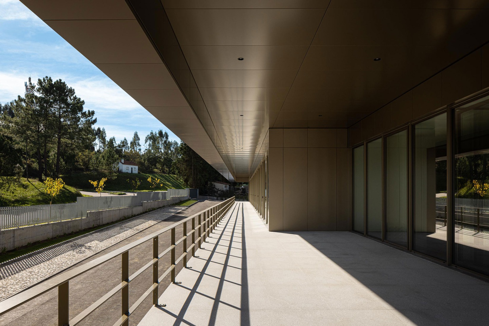 Nuevo edificio de la sede de la PRF por Impare Arquitectura. Fotografía por Ivo Tavares Studio.