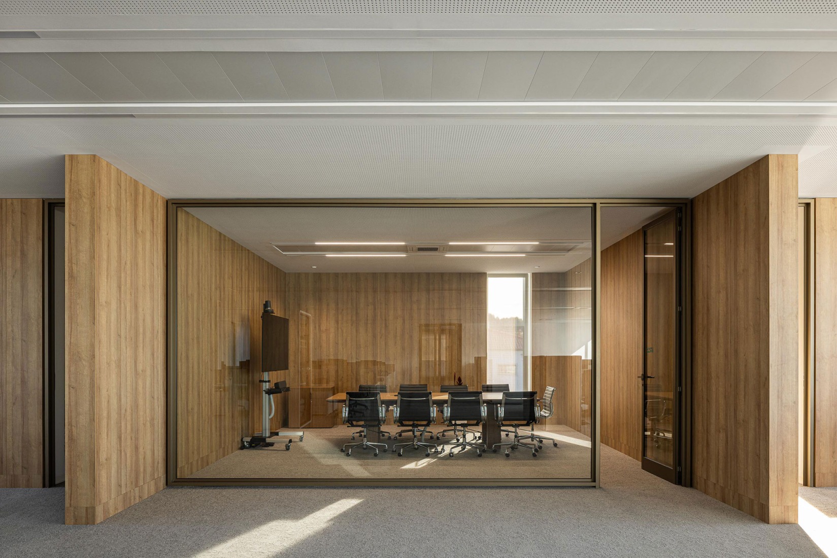 Nuevo edificio de la sede de la PRF por Impare Arquitectura. Fotografía por Ivo Tavares Studio.