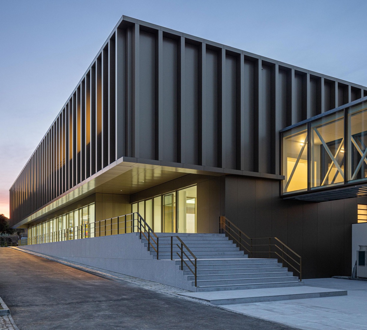 Nuevo edificio de la sede de la PRF por Impare Arquitectura. Fotografía por Ivo Tavares Studio.