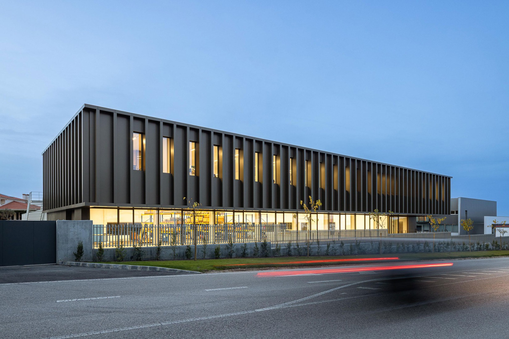 Nuevo edificio de la sede de la PRF por Impare Arquitectura. Fotografía por Ivo Tavares Studio.