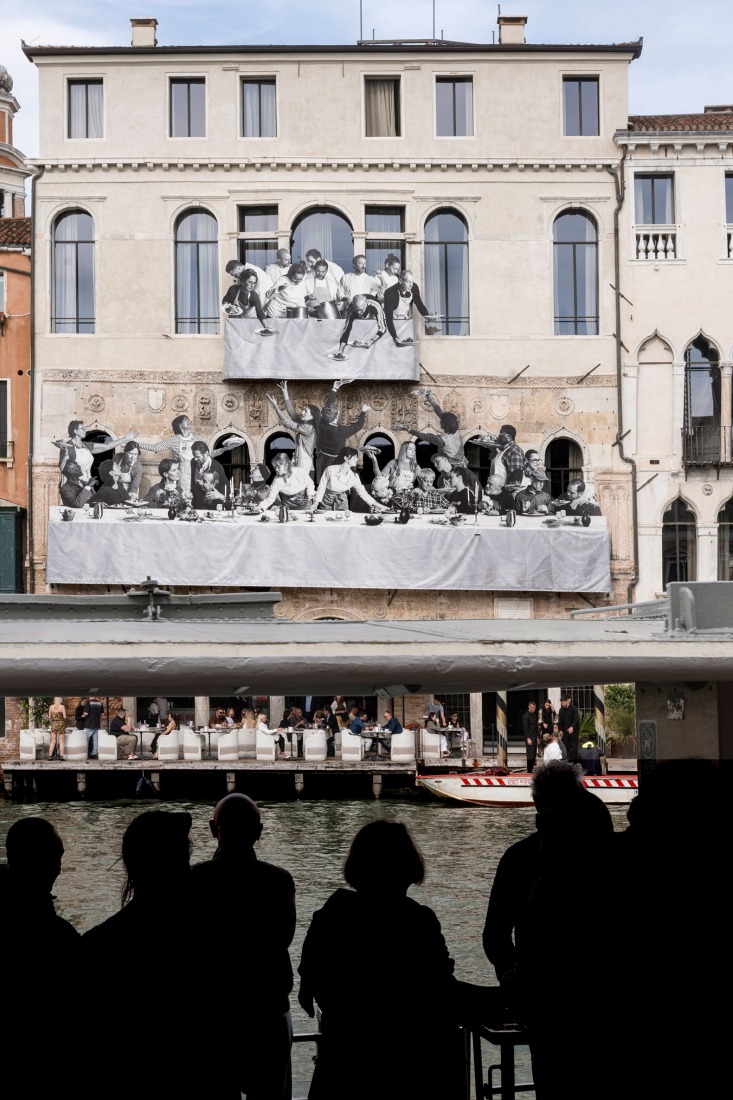«Il Gesto». Una reinterpretación contemporánea de Las bodas de Caná, The Venice Venice Hotel. Fotografía por JR.