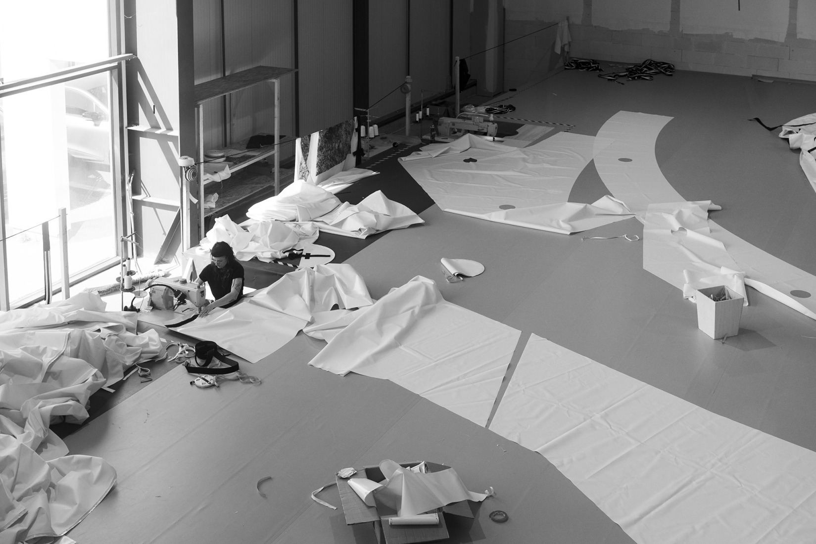 Assembly process. "La Caverne du Pont Neuf". 2026. Photograph courtesy by Atelier JR.