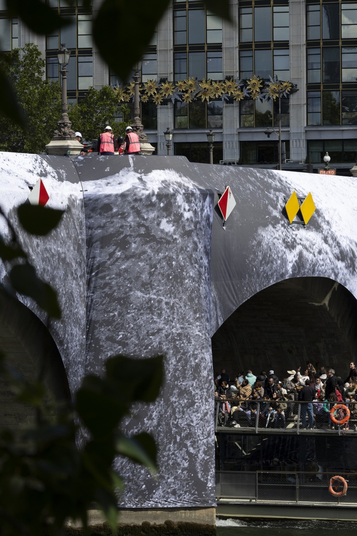 Assembly process. "La Caverne du Pont Neuf". 2026. Photograph courtesy by Atelier JR.