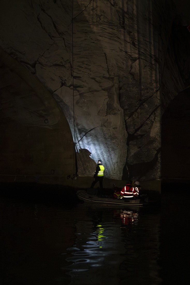 Assembly process. "La Caverne du Pont Neuf". 2026. Photograph courtesy by Atelier JR.