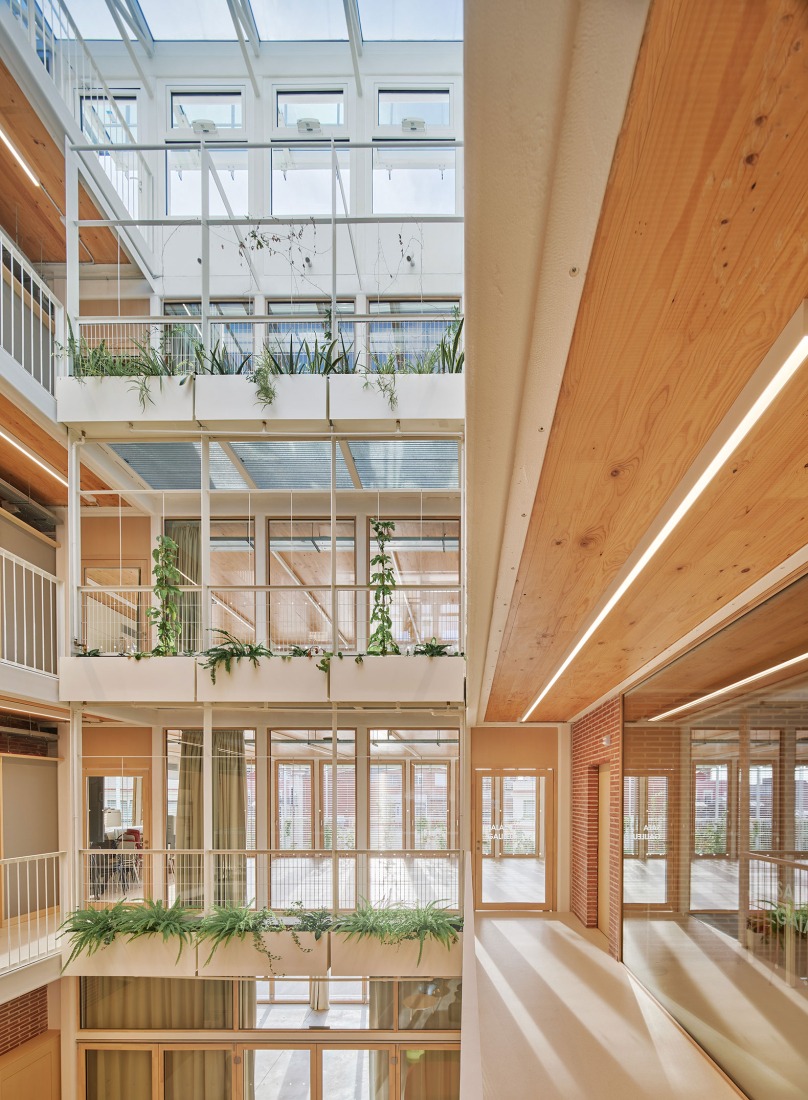 Sants Social Centre by Laos Arquitectura + Mercè Zazurca Codolà + César Sánchez Medrano. Photograph by Jose Hevia.