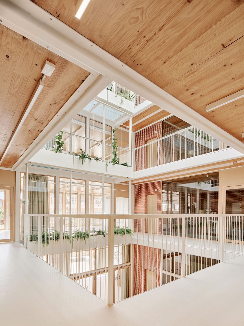 Sants Social Centre by Laos Arquitectura + Mercè Zazurca Codolà + César Sánchez Medrano. Photograph by Jose Hevia.