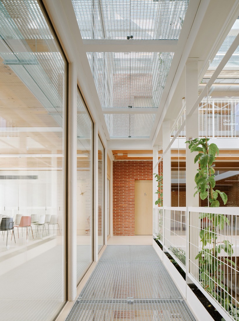 Sants Social Centre by Laos Arquitectura + Mercè Zazurca Codolà + César Sánchez Medrano. Photograph by Jose Hevia.