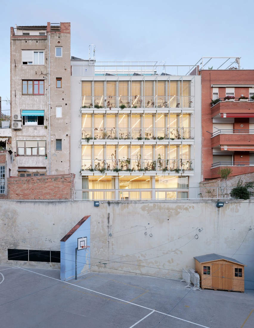 Sants Social Centre by Laos Arquitectura + Mercè Zazurca Codolà + César Sánchez Medrano. Photograph by Jose Hevia.