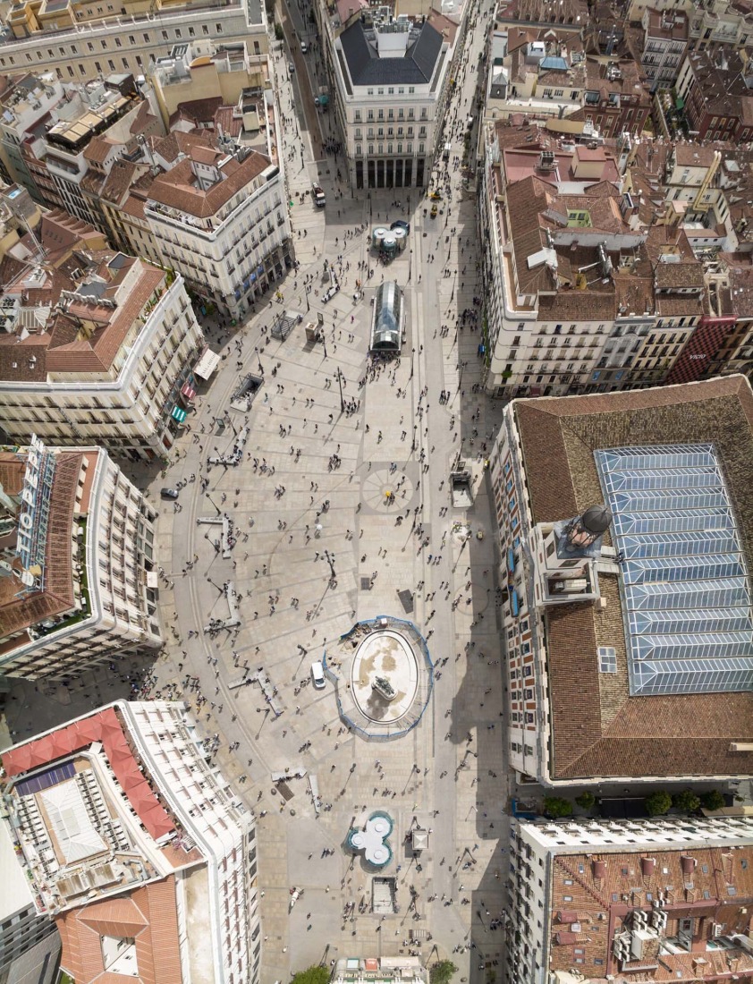 Reorganization of the Puerta del Sol area by Linazasoro & Sánchez Arquitectura. Photograph by Rolando Halbe.