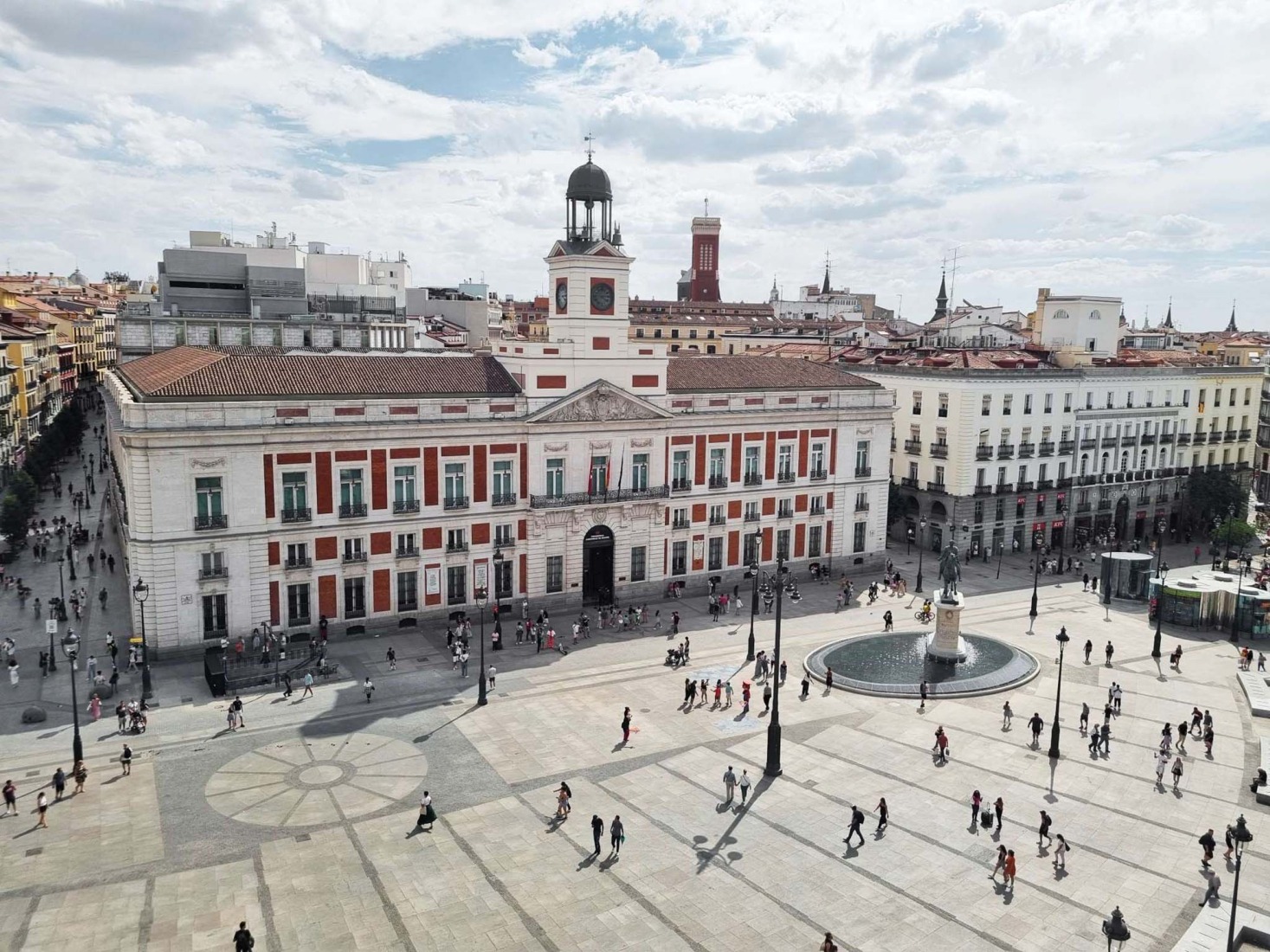 Reorganization of the Puerta del Sol area by Linazasoro & Sánchez Arquitectura. Photograph courtesy of Hotel Europa. 