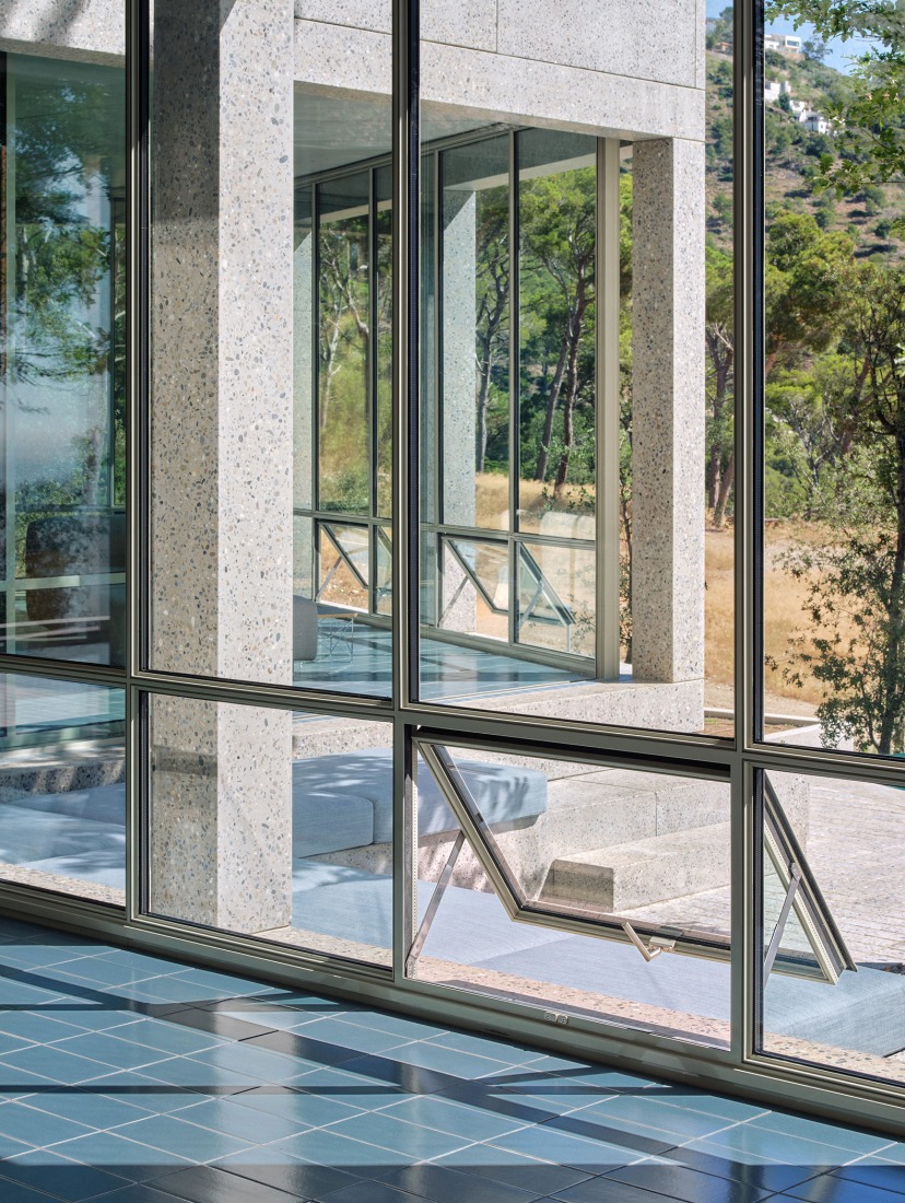 House in Aiguablava by López Rivera Arquitectos. Photograph by José Hevia.