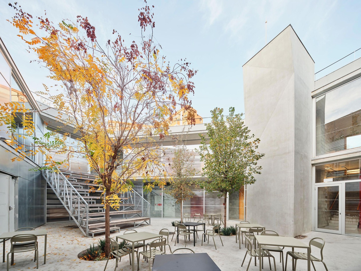 Centro Juvenil Prosperitat por MIBA Architects. Fotografía por Adrià Goula.
