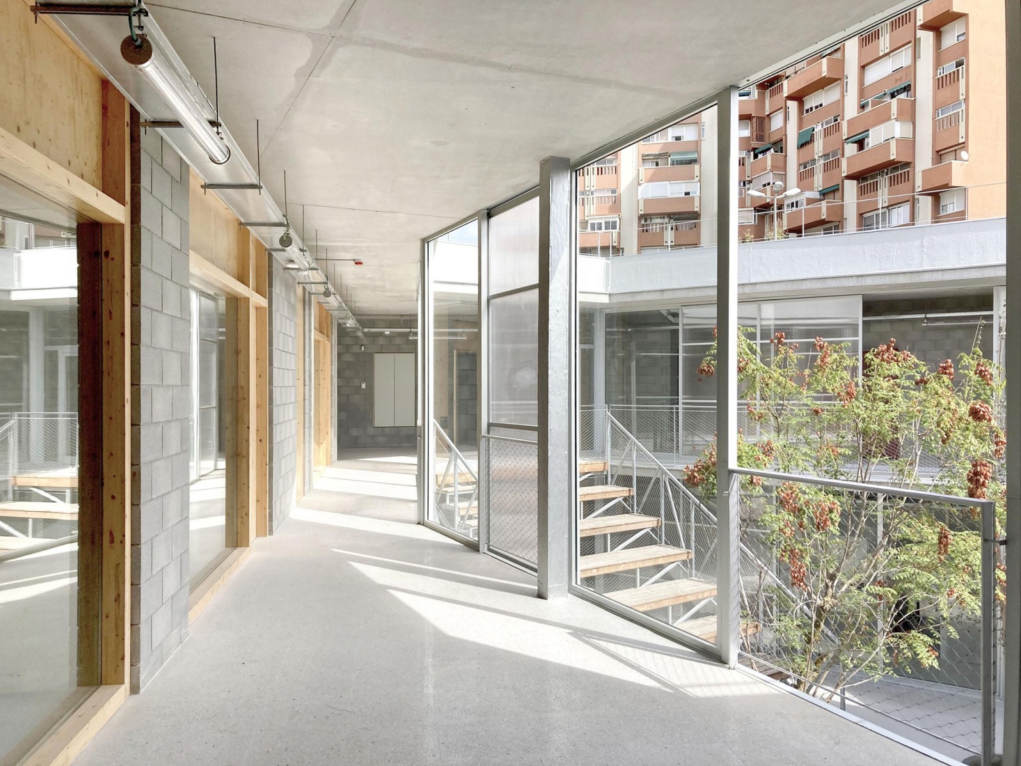 Centro Juvenil Prosperitat por MIBA Architects. Fotografía por Adrià Goula.