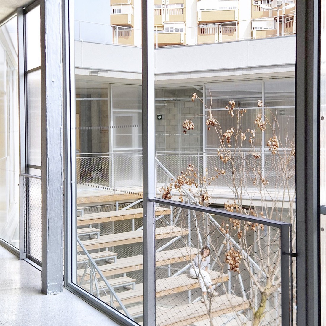 Centro Juvenil Prosperitat por MIBA Architects. Fotografía por Adrià Goula.