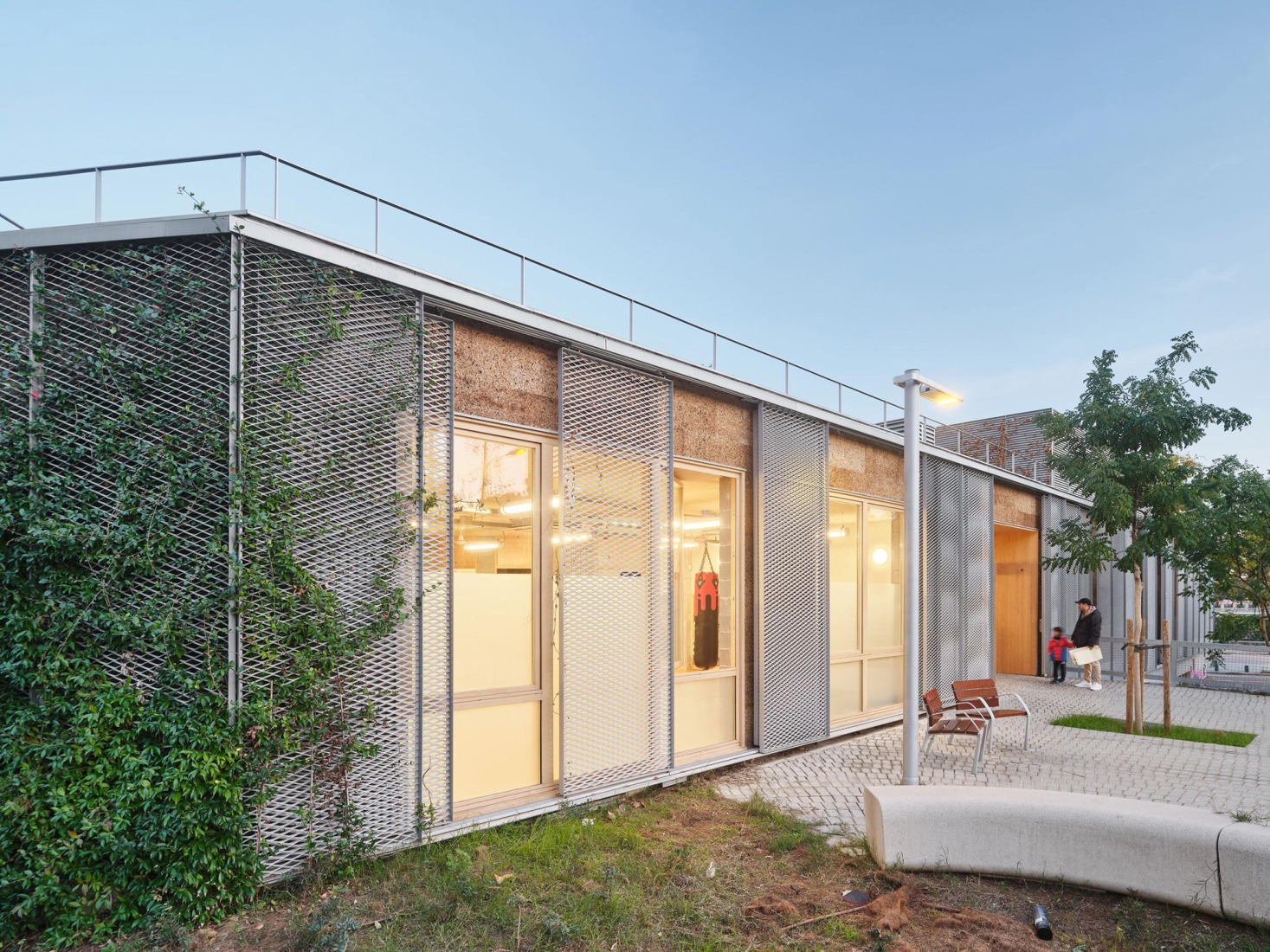 Centro Juvenil Prosperitat por MIBA Architects. Fotografía por Adrià Goula.