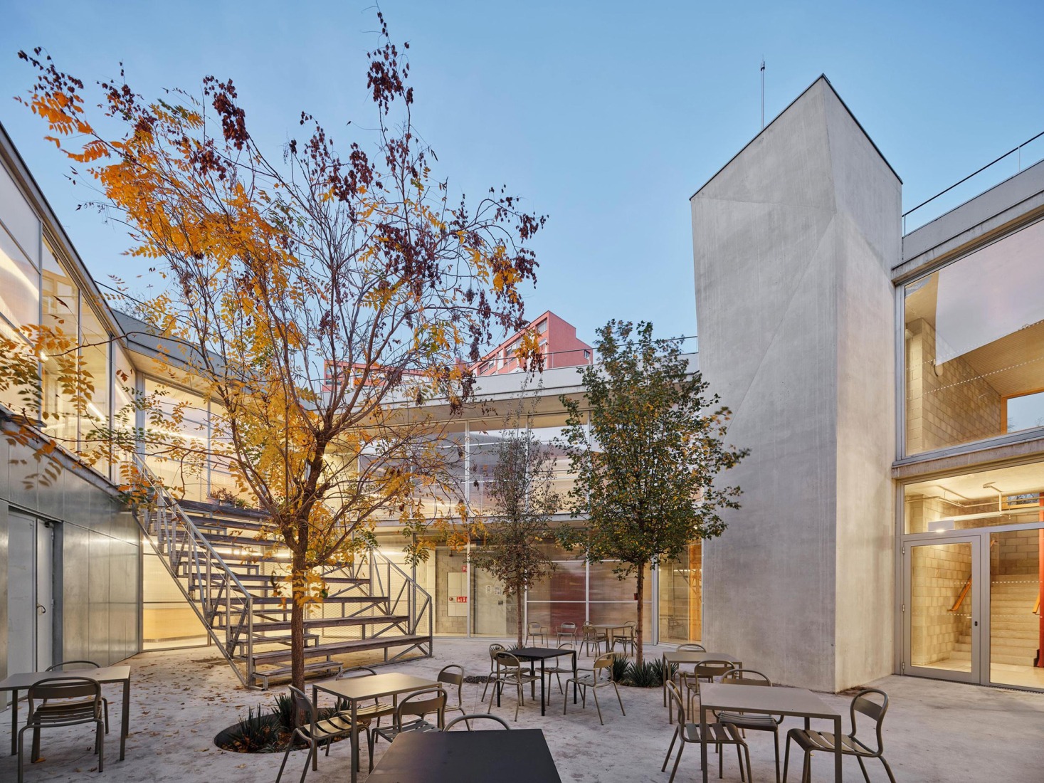 Centro Juvenil Prosperitat por MIBA Architects. Fotografía por Adrià Goula.