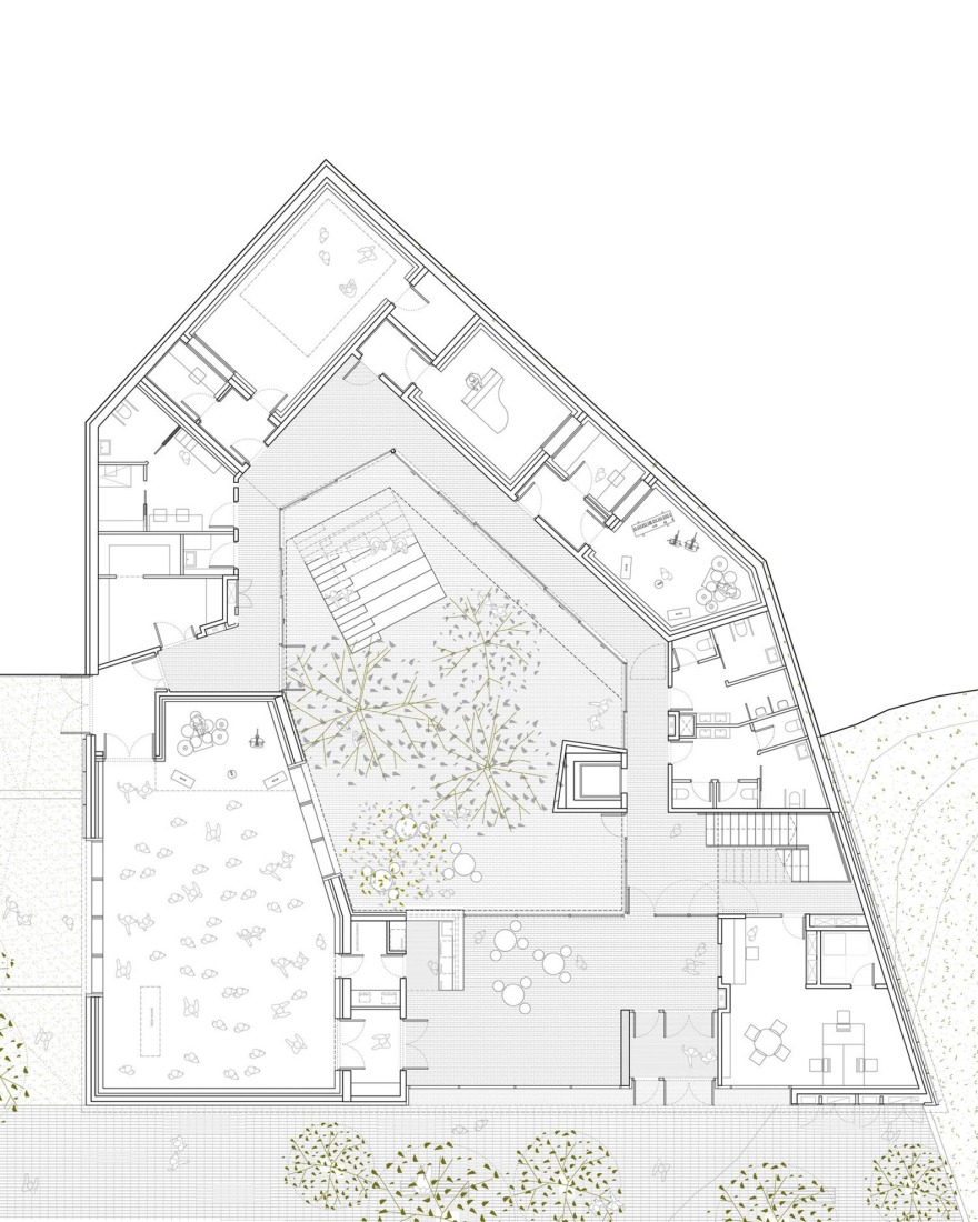 Plano de planta baja. Centro Juvenil Prosperitat por MIBA Architects.