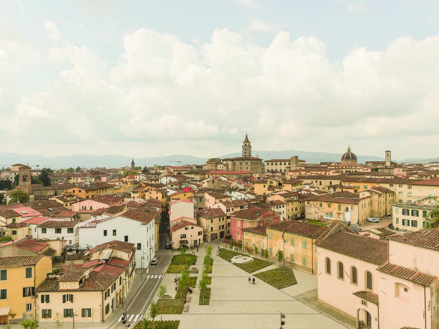 Plaza San Lorenzo en Pistoia por MICROSCAPE. Fotografía por Filippo Poli.