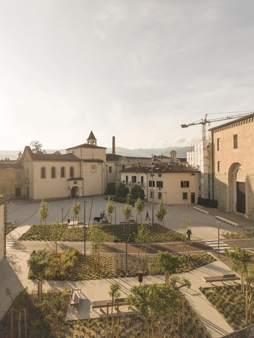 Piazza San Lorenzo in Pistoia by MICROSCAPE. Photograph by Filippo Poli.