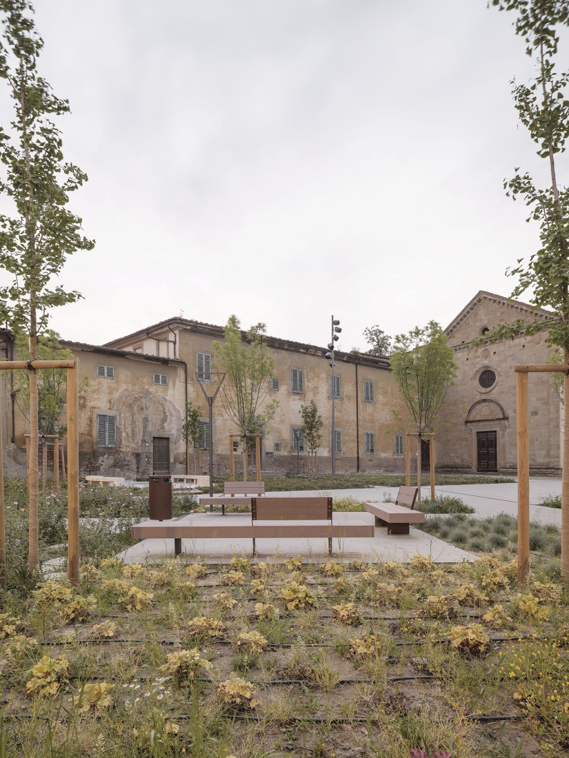 Piazza San Lorenzo in Pistoia by MICROSCAPE. Photograph by Filippo Poli.