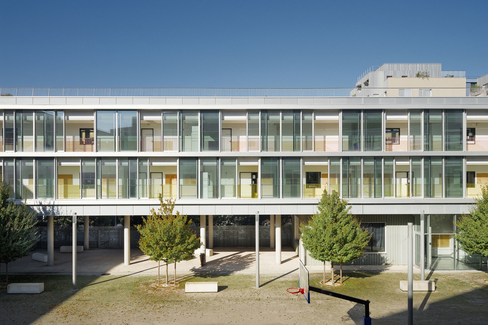 Campus experimental Renault por Mikoü Architecture. Fotografía por Takuji Shimmura.