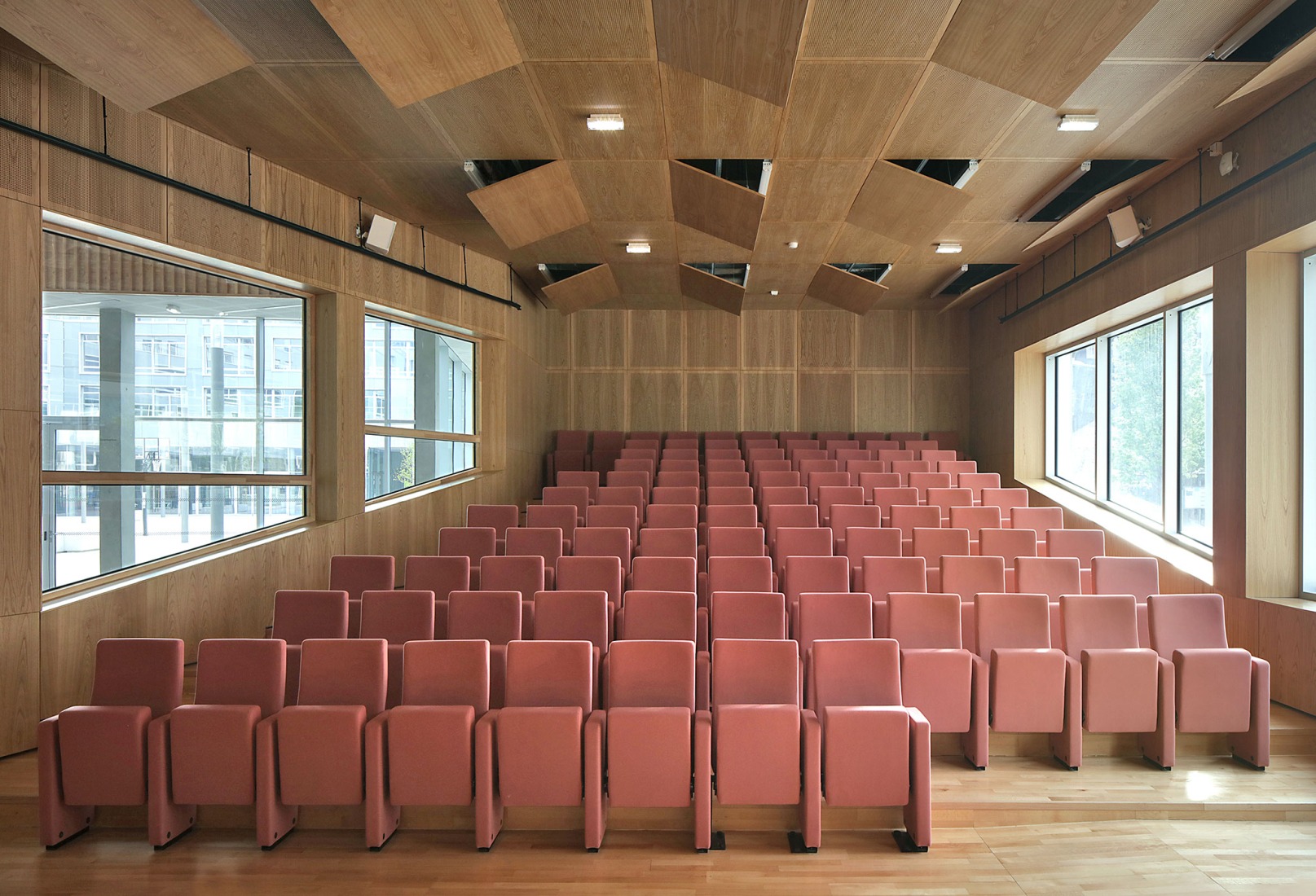 Campus experimental Renault por Mikoü Architecture. Fotografía por Filip Dujardin.