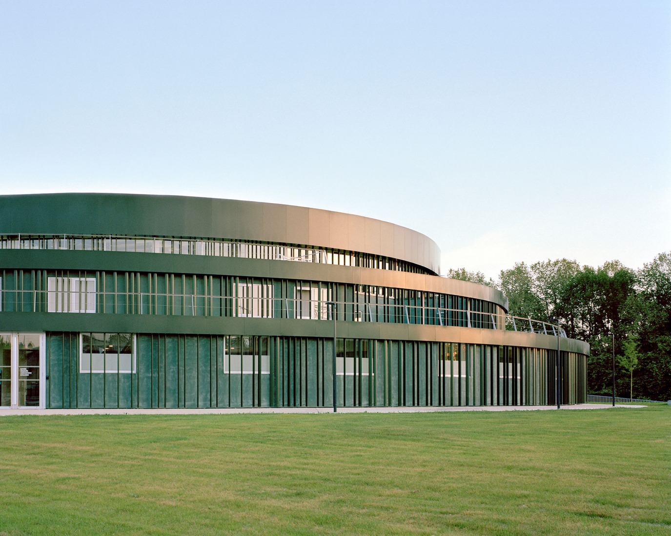 Centro acuático en Châteauroux por Mikoü. Fotografía por Maxime Delvaux.