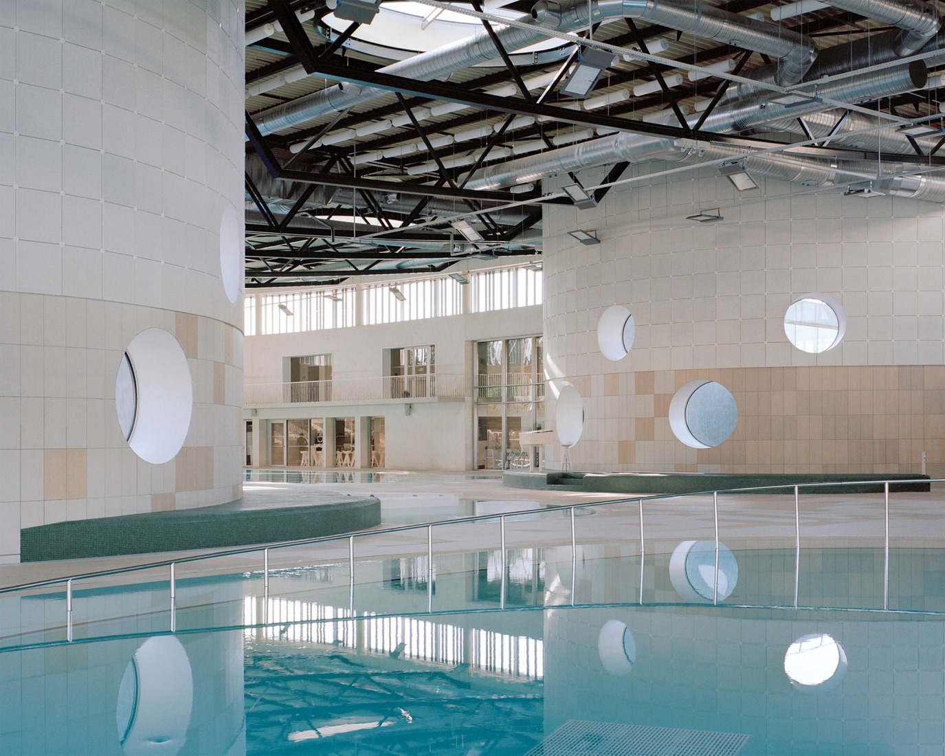 Centro acuático en Châteauroux por Mikoü. Fotografía por Maxime Delvaux.