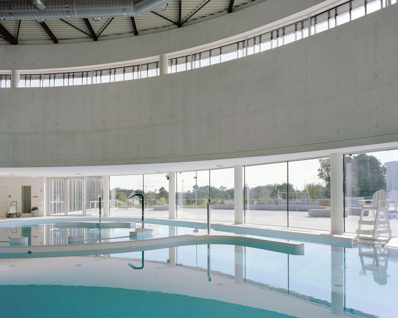 Centro acuático en Châteauroux por Mikoü. Fotografía por Maxime Delvaux.