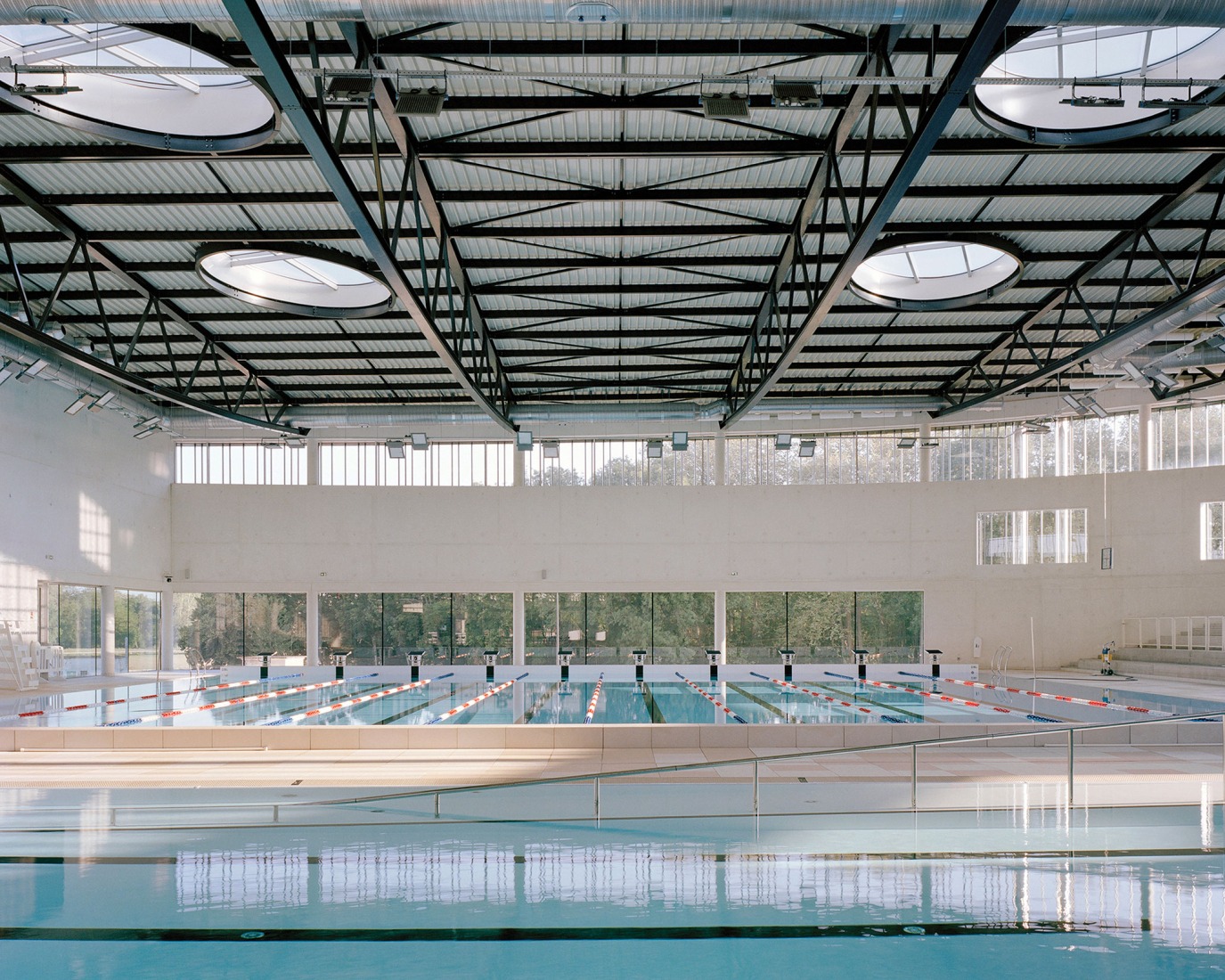 Centro acuático en Châteauroux por Mikoü. Fotografía por Maxime Delvaux.