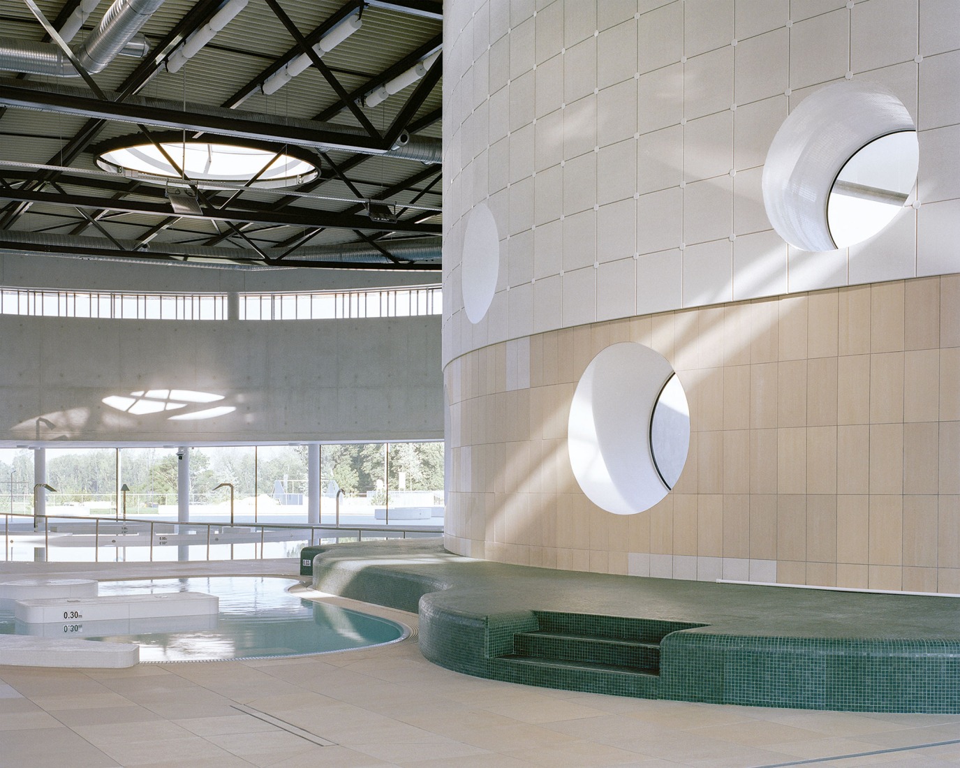 Centro acuático en Châteauroux por Mikoü. Fotografía por Maxime Delvaux.