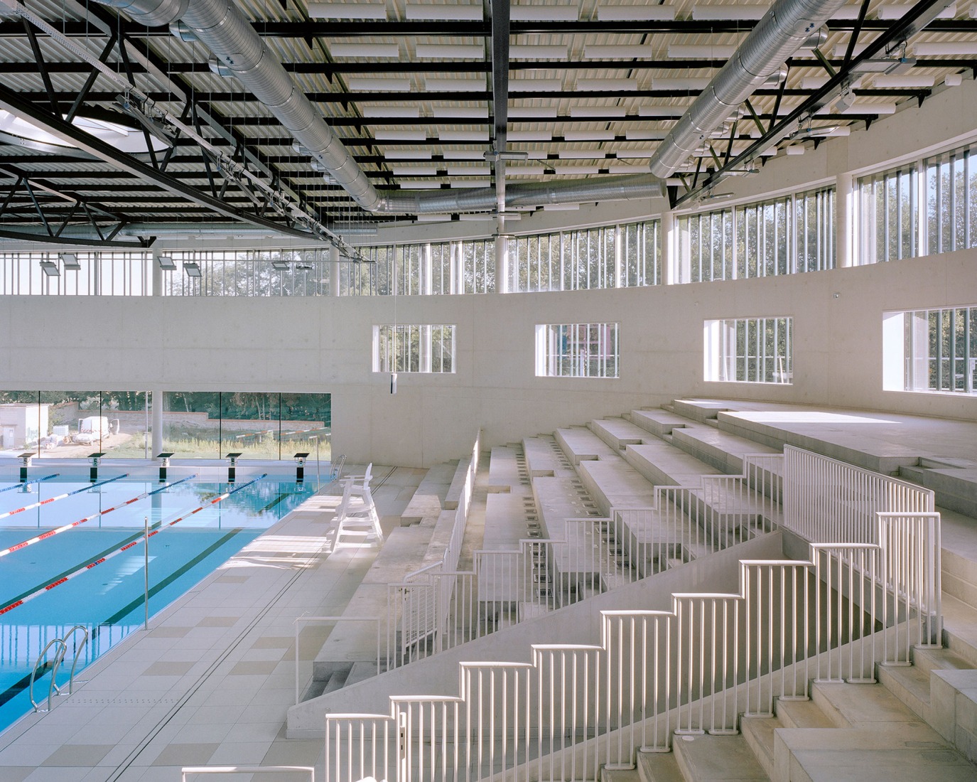 Centro acuático en Châteauroux por Mikoü. Fotografía por Maxime Delvaux.