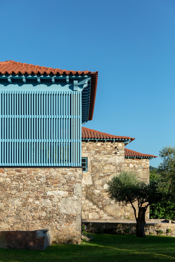 Hotel de la casa de los cerezos por Tiago do Vale Arquitectos. Fotografía por João Morgado.