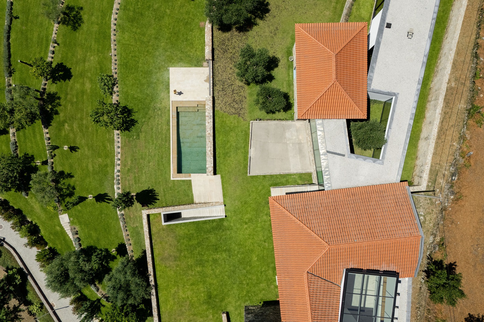 Hotel de la casa de los cerezos por Tiago do Vale Arquitectos. Fotografía por João Morgado.