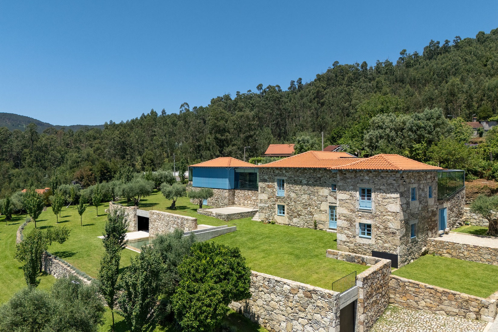 Hotel de la casa de los cerezos por Tiago do Vale Arquitectos. Fotografía por João Morgado.