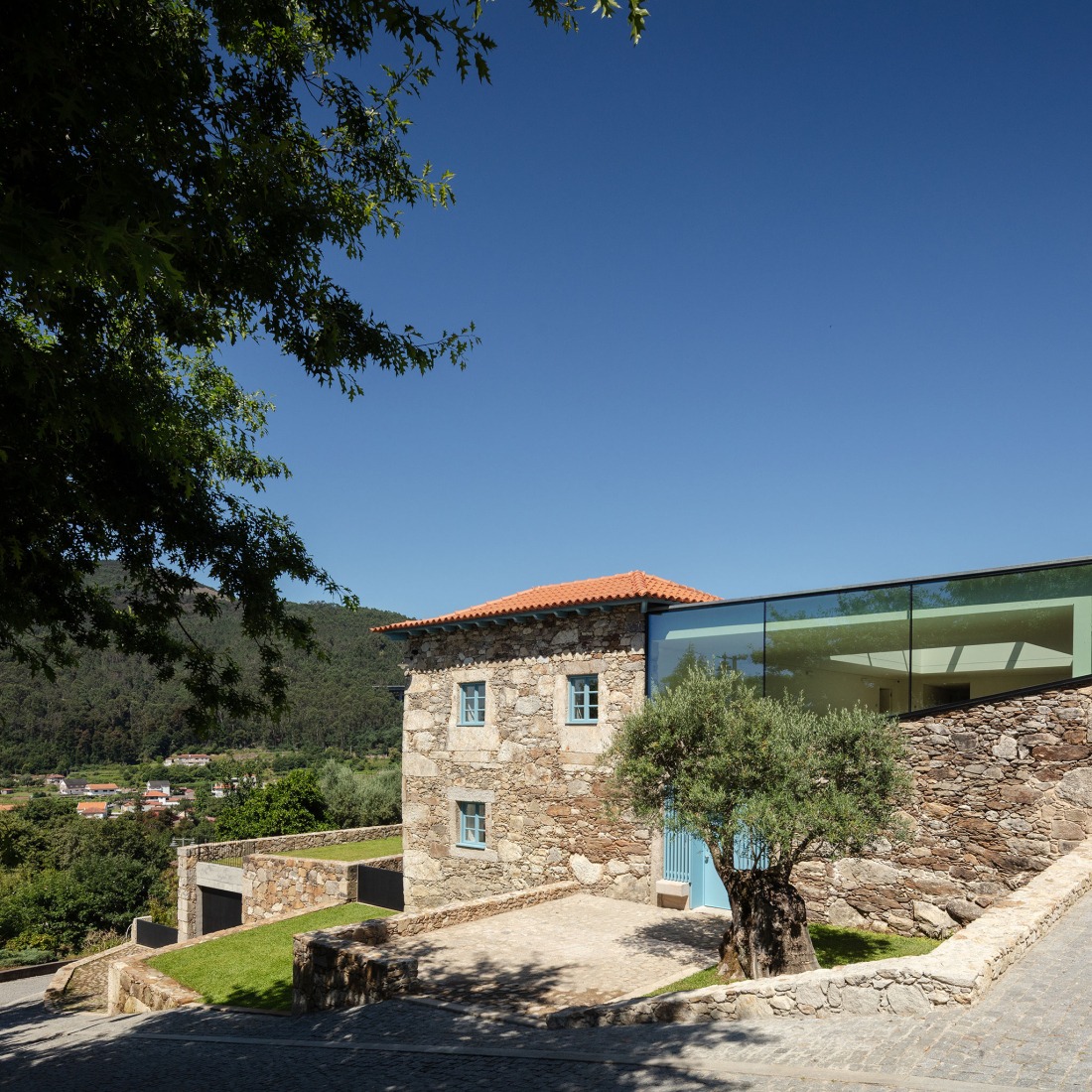 Hotel de la casa de los cerezos por Tiago do Vale Arquitectos. Fotografía por João Morgado.