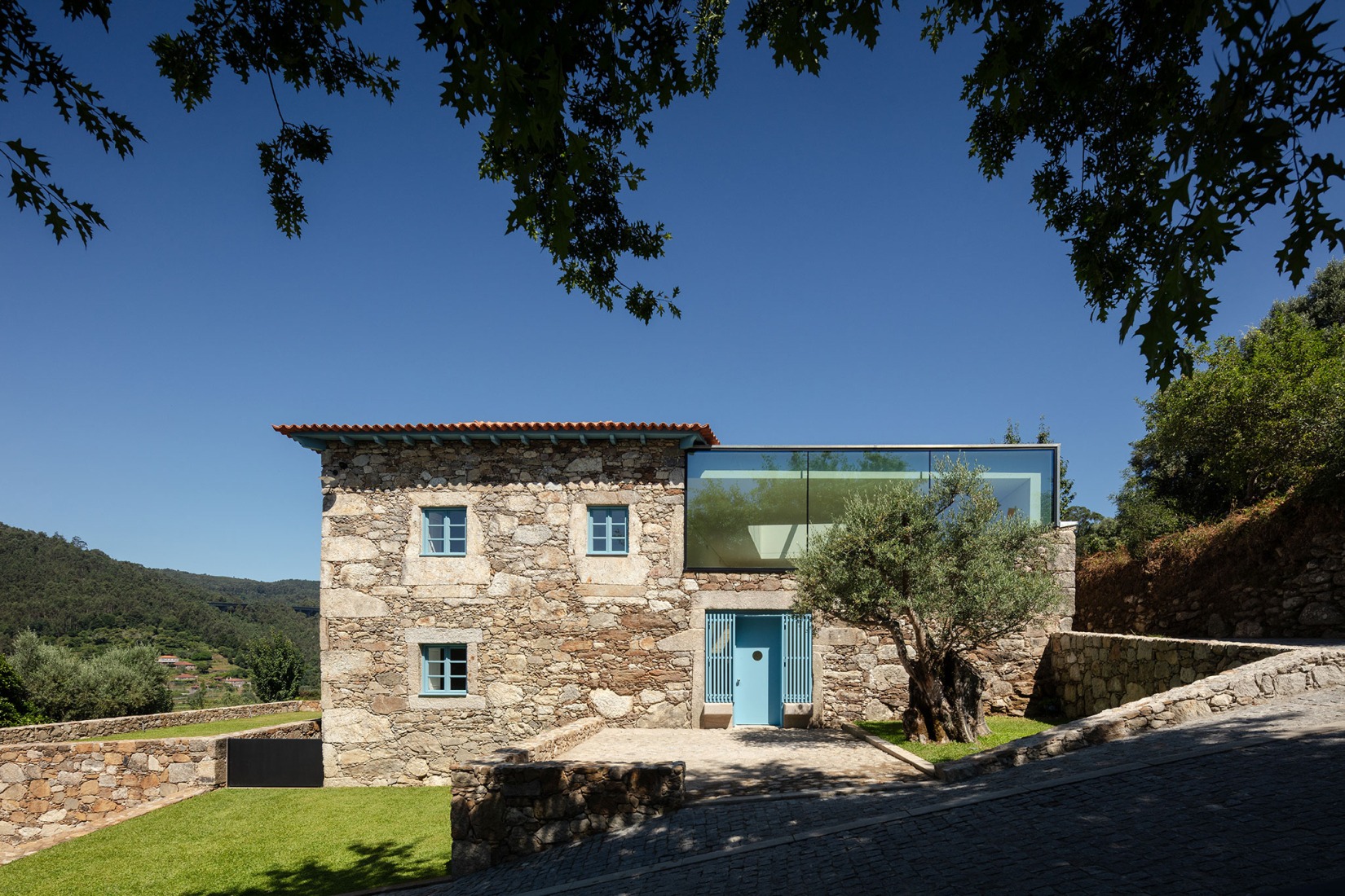 Hotel de la casa de los cerezos por Tiago do Vale Arquitectos. Fotografía por João Morgado.