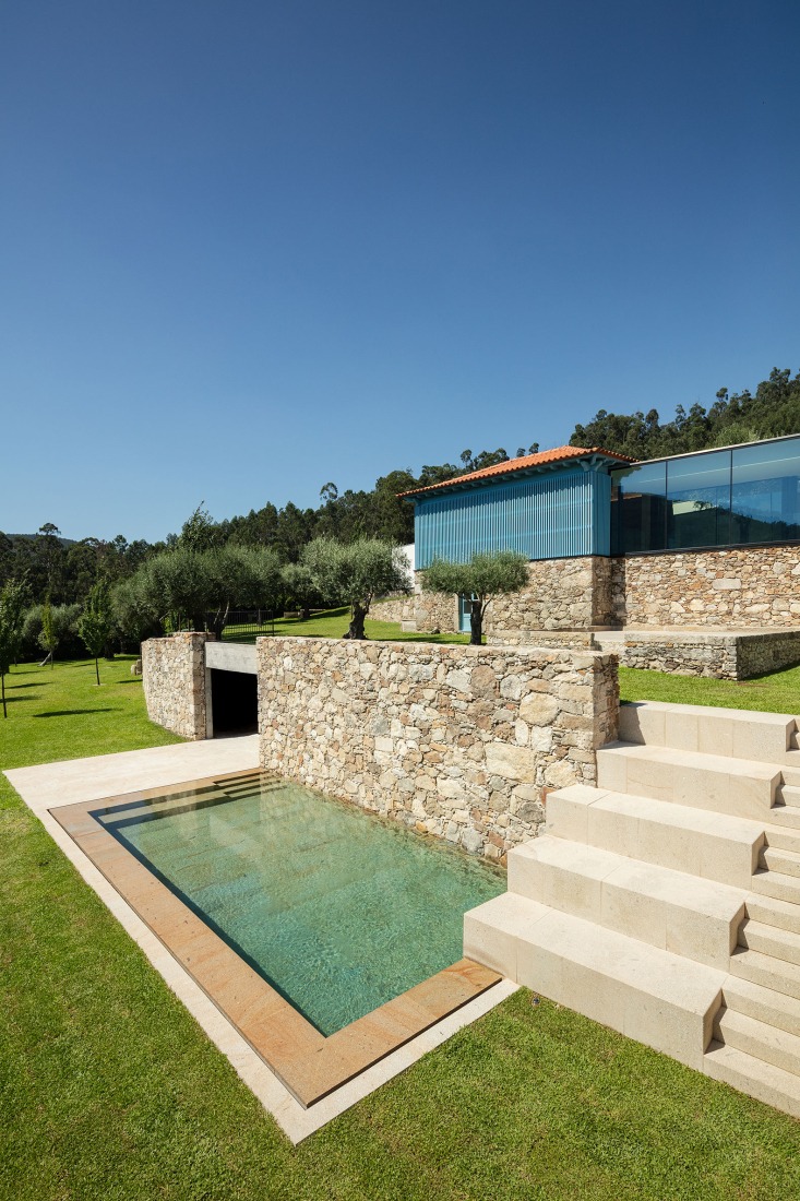 Hotel de la casa de los cerezos por Tiago do Vale Arquitectos. Fotografía por João Morgado.