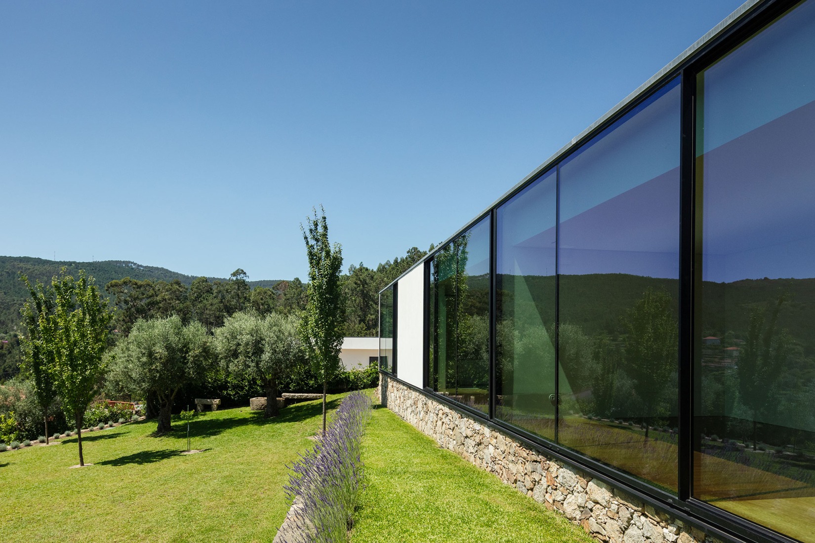 Hotel de la casa de los cerezos por Tiago do Vale Arquitectos. Fotografía por João Morgado.