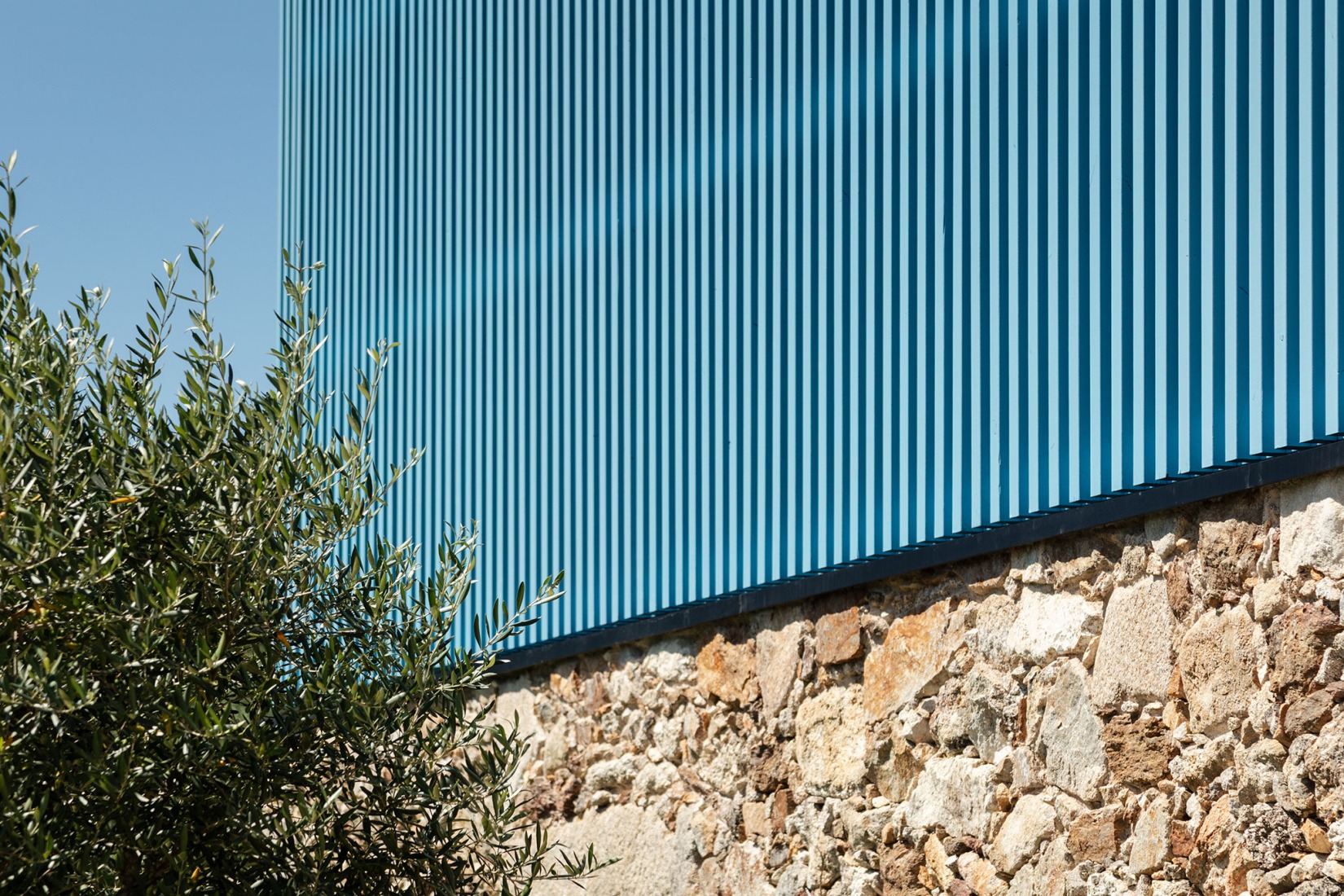 Hotel de la casa de los cerezos por Tiago do Vale Arquitectos. Fotografía por João Morgado.