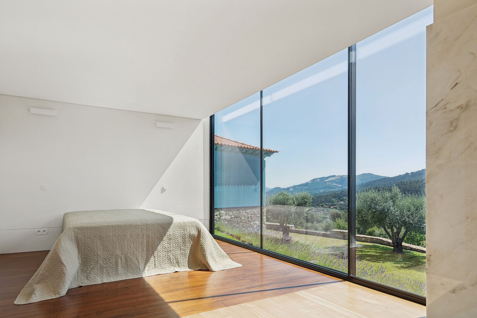Hotel de la casa de los cerezos por Tiago do Vale Arquitectos. Fotografía por João Morgado.
