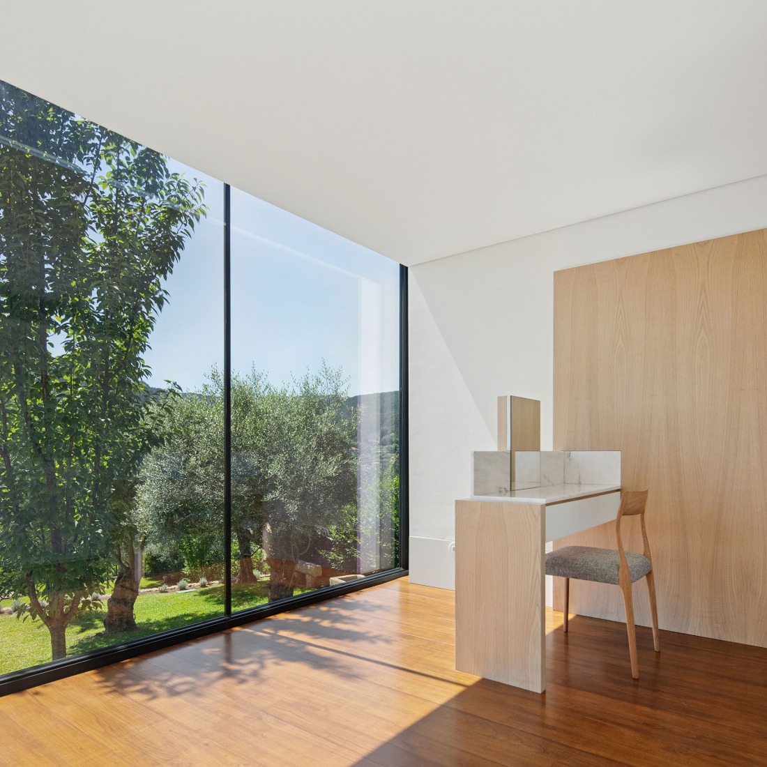 Hotel de la casa de los cerezos por Tiago do Vale Arquitectos. Fotografía por João Morgado.