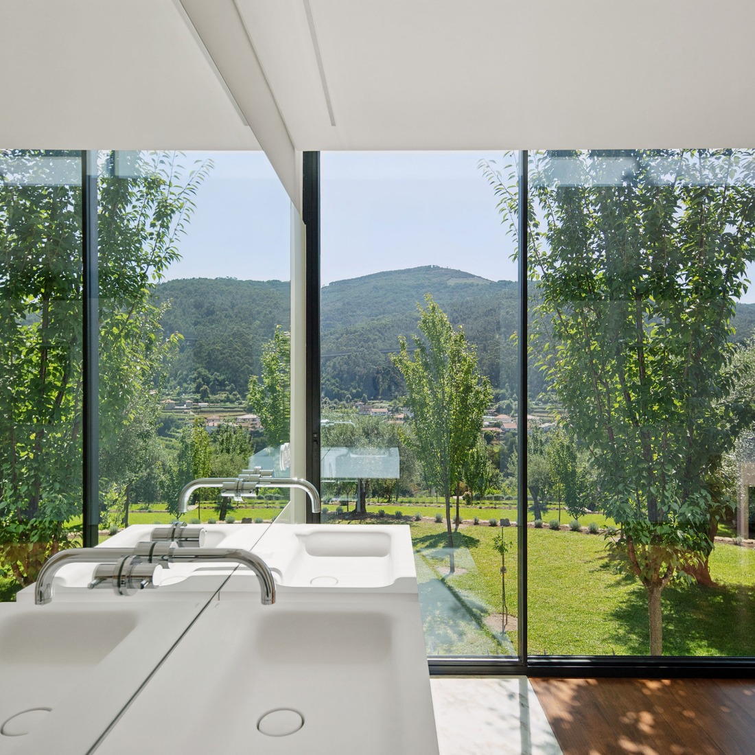 Hotel de la casa de los cerezos por Tiago do Vale Arquitectos. Fotografía por João Morgado.