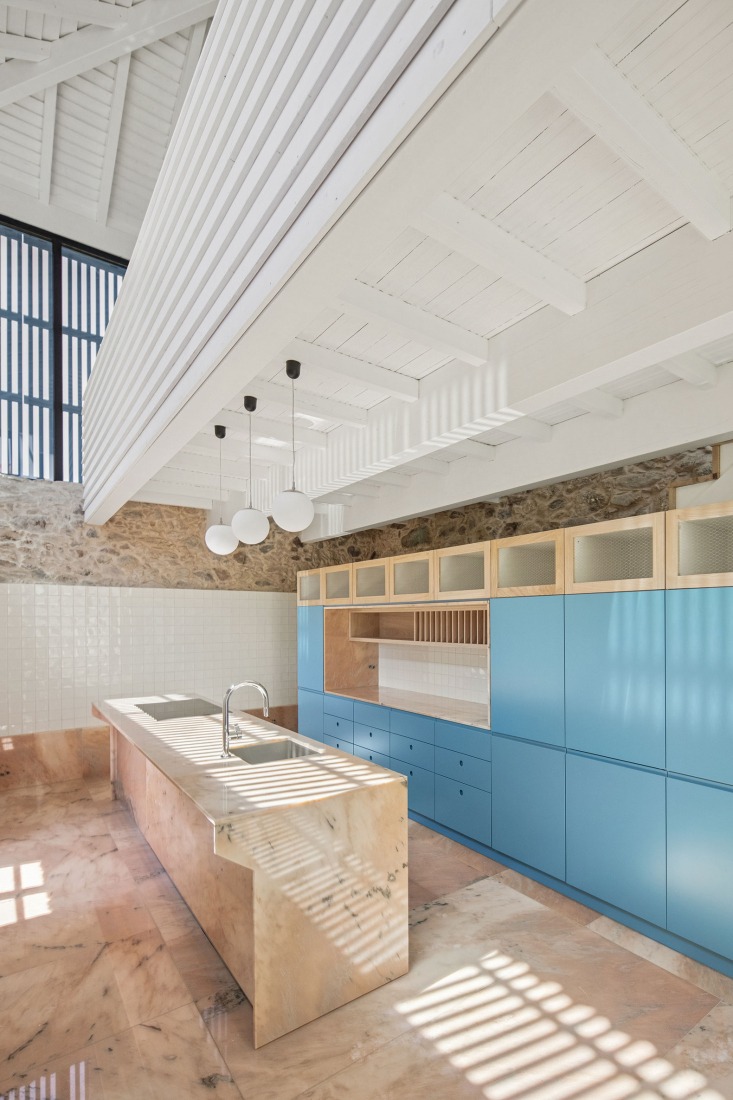 Hotel de la casa de los cerezos por Tiago do Vale Arquitectos. Fotografía por João Morgado.