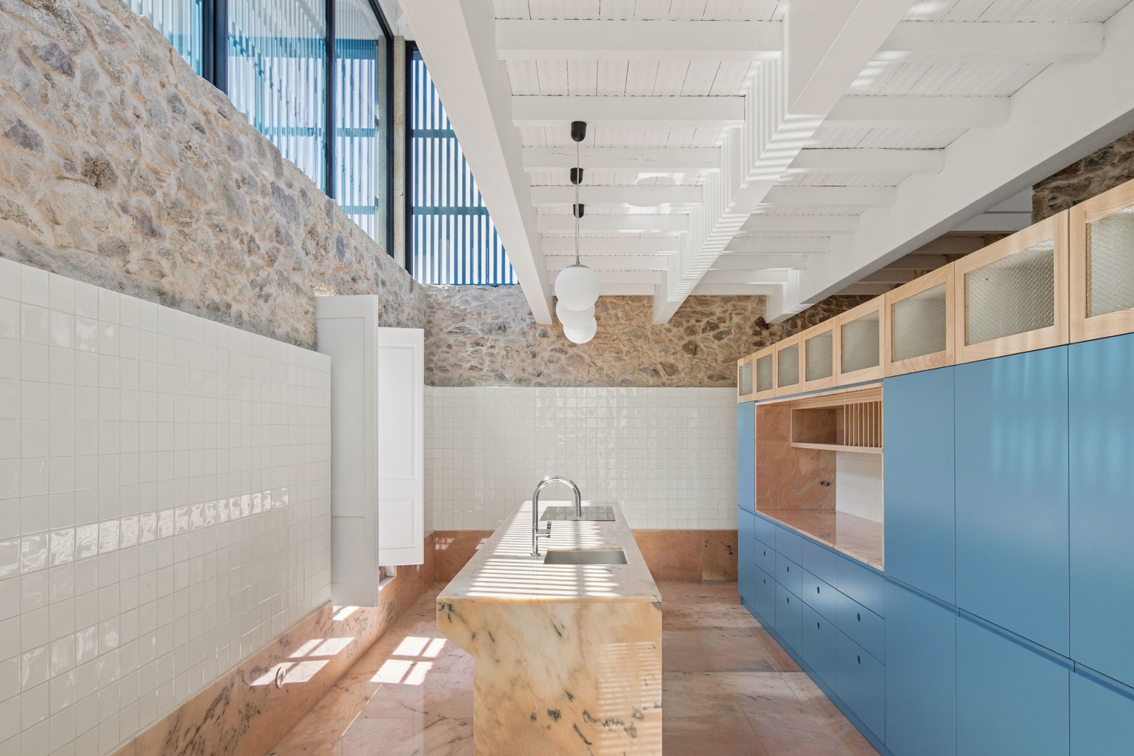 Hotel de la casa de los cerezos por Tiago do Vale Arquitectos. Fotografía por João Morgado.