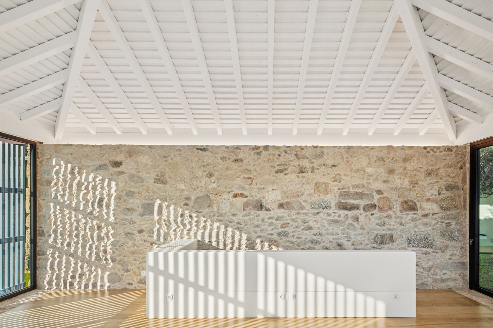 Hotel de la casa de los cerezos por Tiago do Vale Arquitectos. Fotografía por João Morgado.
