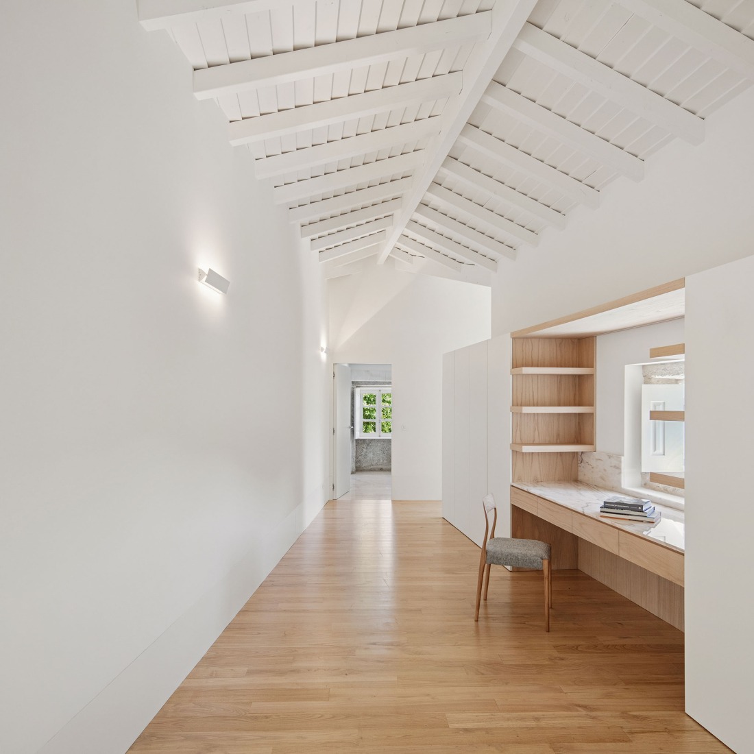 Hotel de la casa de los cerezos por Tiago do Vale Arquitectos. Fotografía por João Morgado.