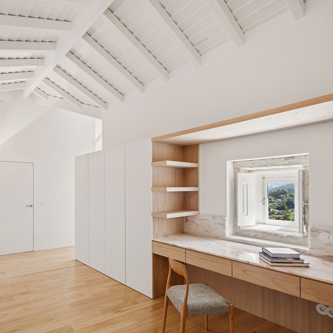Hotel de la casa de los cerezos por Tiago do Vale Arquitectos. Fotografía por João Morgado.