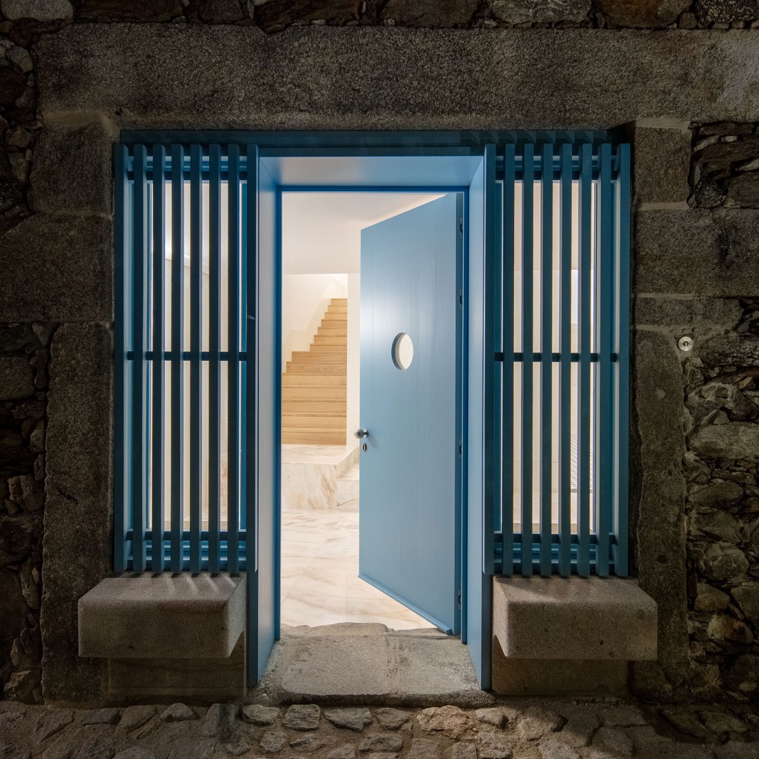 Hotel de la casa de los cerezos por Tiago do Vale Arquitectos. Fotografía por João Morgado.