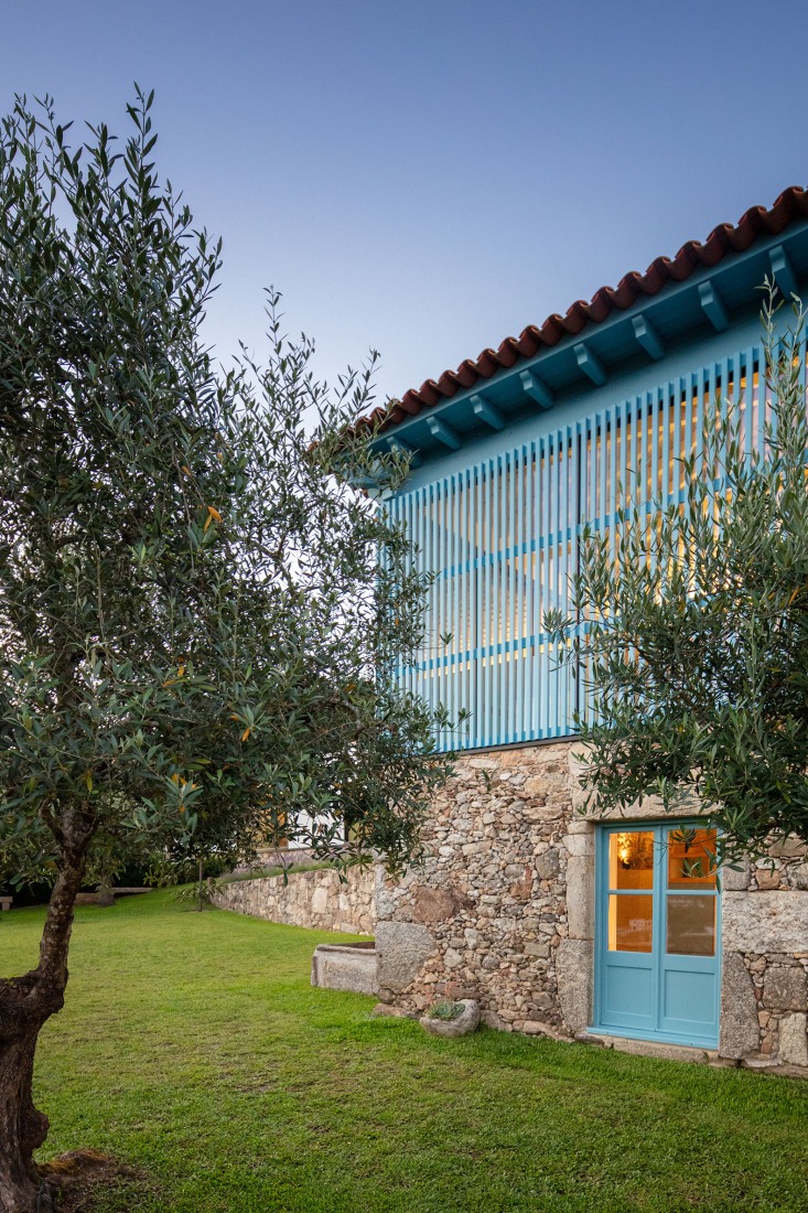 Hotel de la casa de los cerezos por Tiago do Vale Arquitectos. Fotografía por João Morgado.